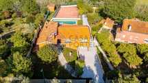 Moradia com piscina e campo de Tênis