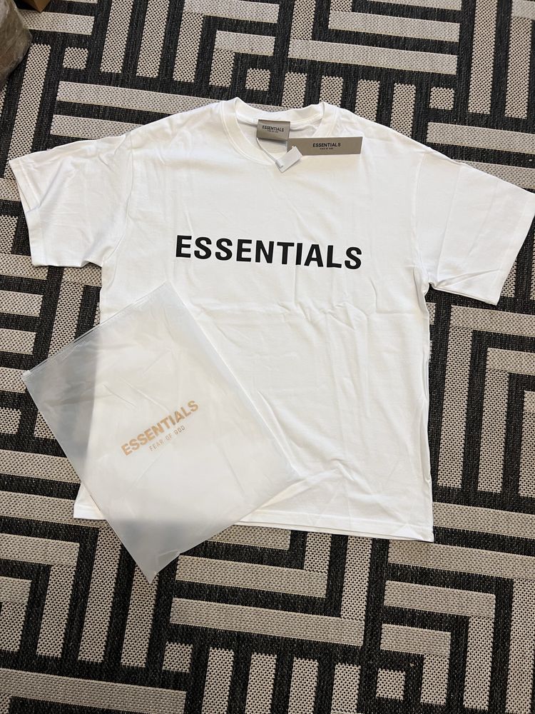 Футболка від essentials