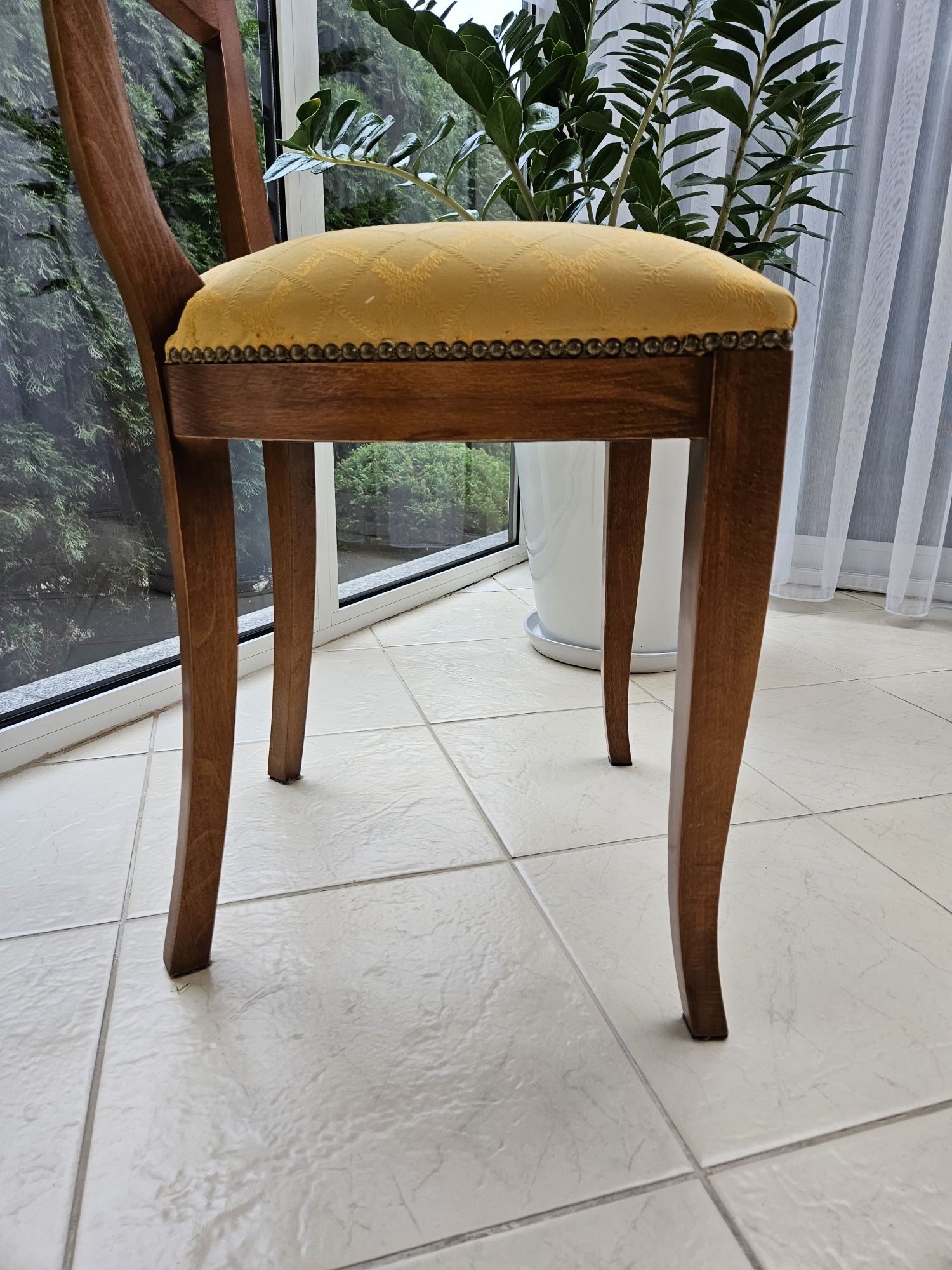 Stylizowane krzesło drewno orzech włoski złota tapicerka