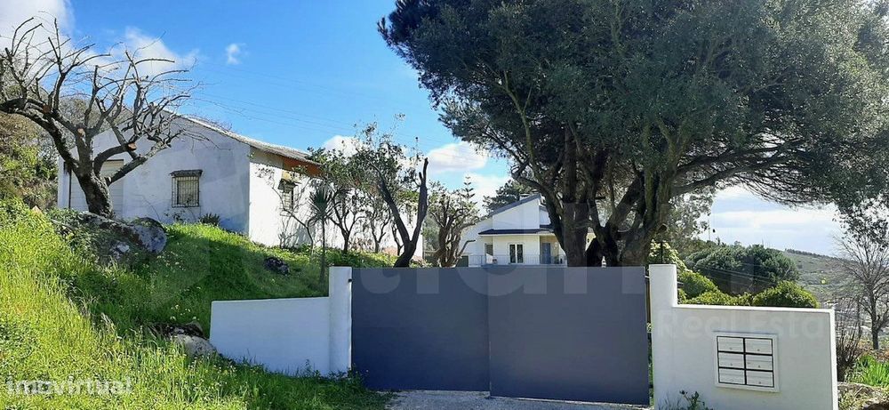 Quintinha em Loures composta por moradia 4 T3