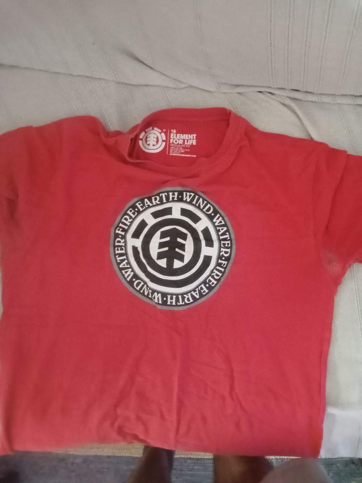 T-shirt vermelha element