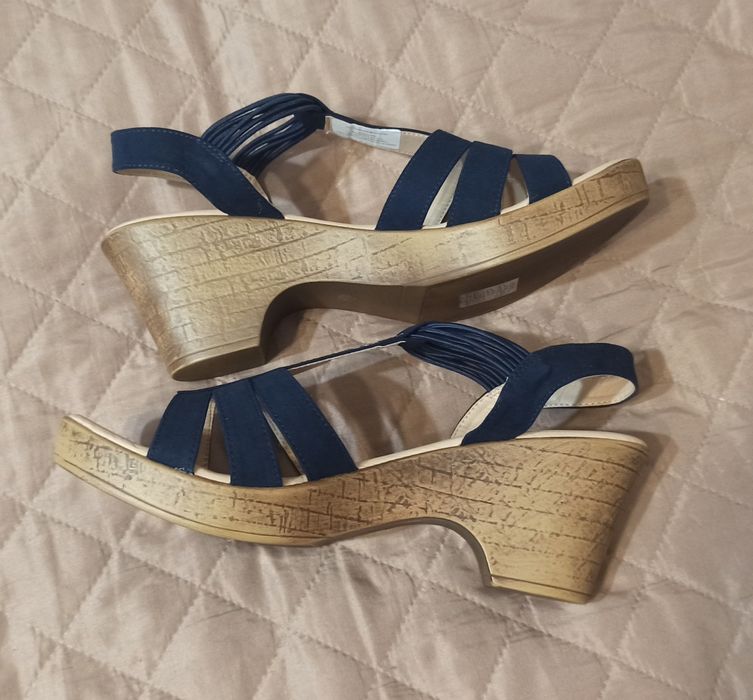 Sandały na koturnie zdobione kryształkami