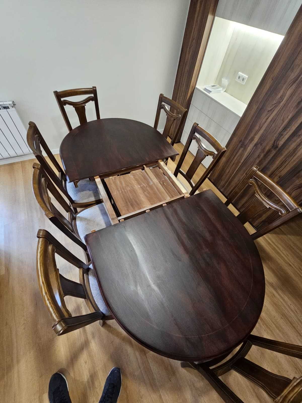 Mesa com 8 cadeiras estufadas de novo.