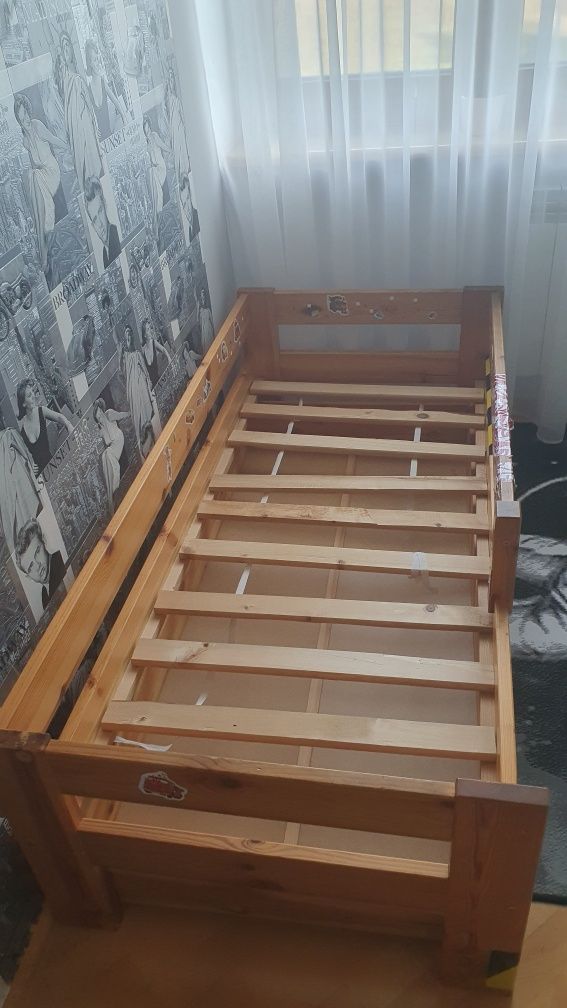 Łóżko drewniane sosnowe z szufladą stelażem barierką 70x160