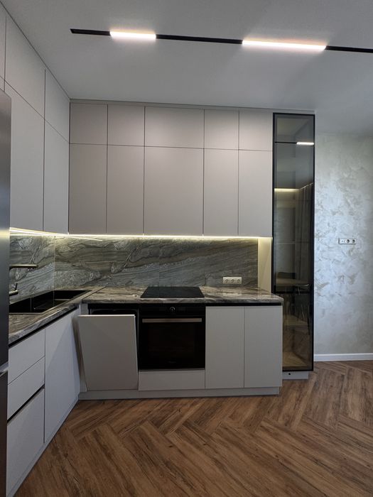 Продається сучасна, велика, нова 2-х кімнатга квартира.