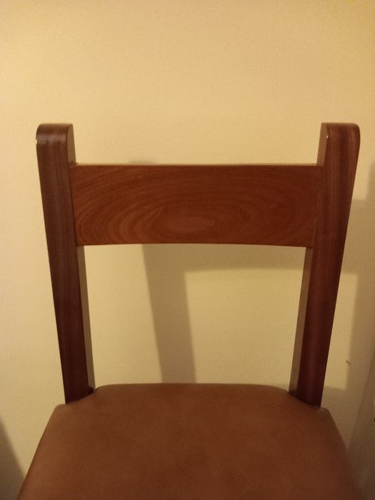 Vendo cadeiras em madeira.
