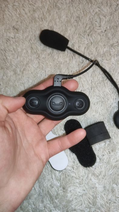 Гарнитура в шлем мотоцикла, можно принимать звонки и слушать музыку