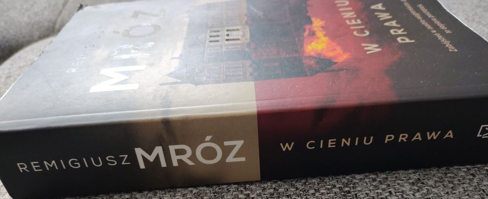 Remigiusz Mróz W cieniu prawa powieść kryminał