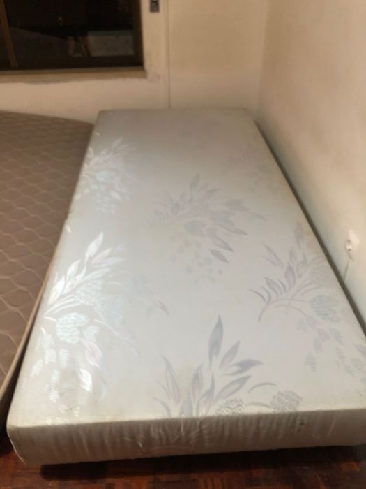 Cama individual e colchão