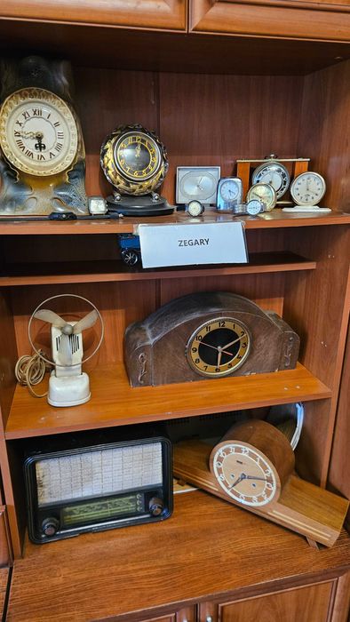 Zestaw zegarów i zegarków vintage – stołowe, kominkowe, naręczne
