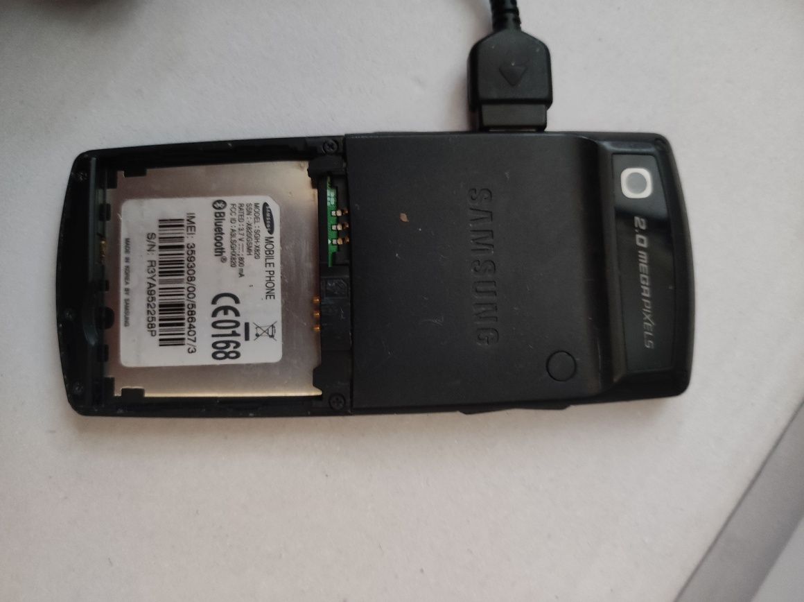 Telefon Samsung z ładowarką