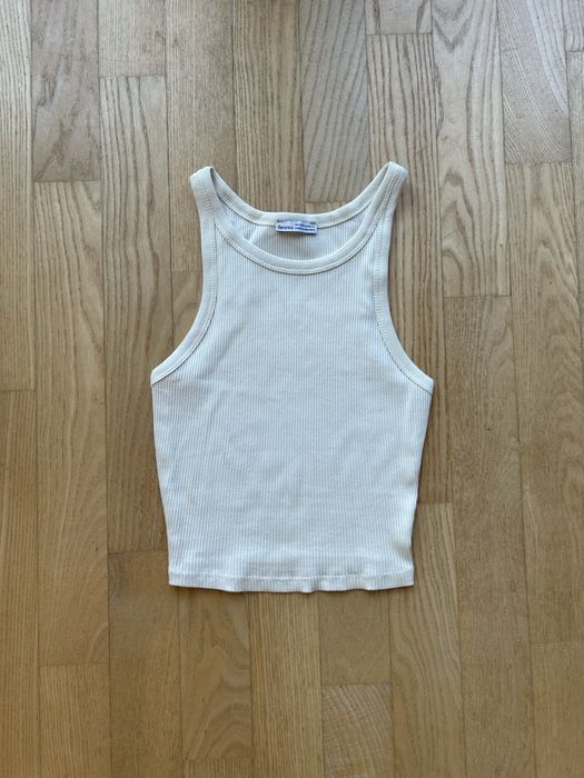 Top na ramiączkach halter bez dekoltu prążkowany Bershka