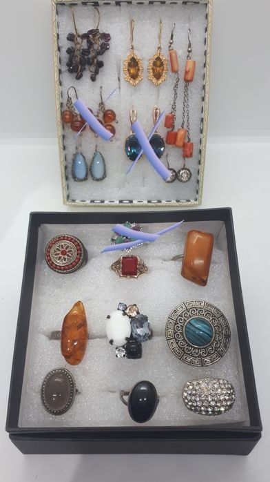 Броши,кольца,серьги.