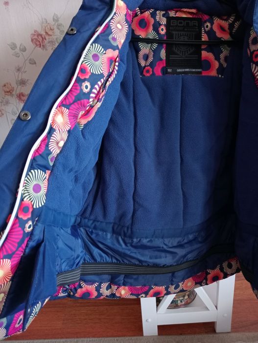 Продам лижну куртку дівчачу, розмір вказано 152