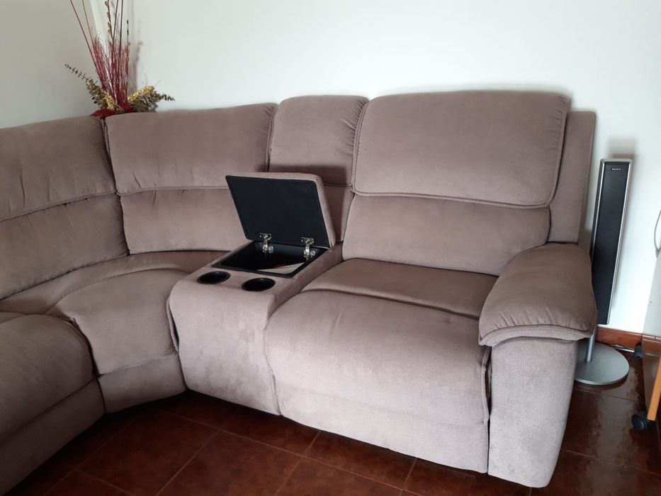 Sofá em U castanho acinzentado