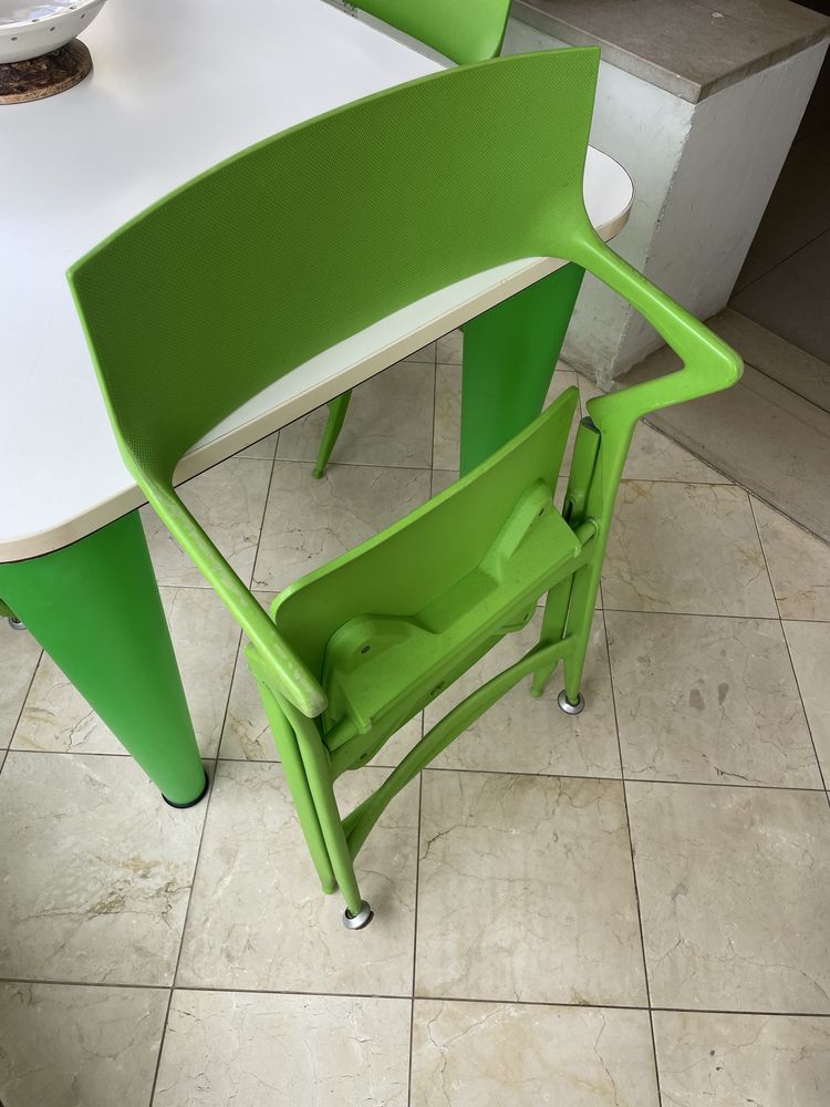 Mesa de cozinha com 4 cadeiras dobráveis