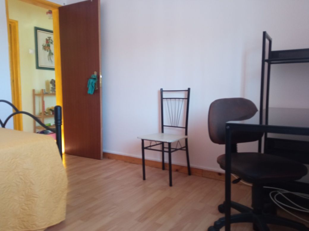Setúbal quarto  individual RAPARIGA  trabalha ou estudante