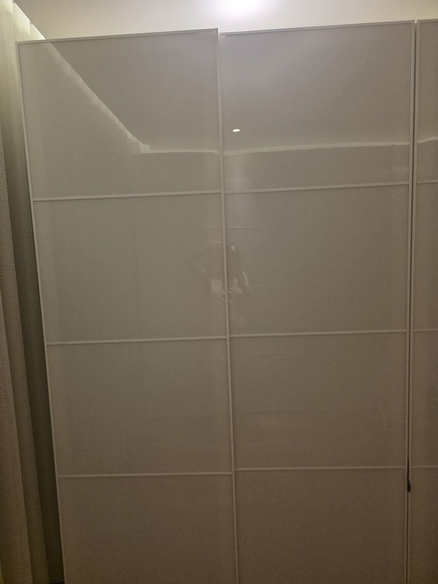 Roupeiros pax com portas deslizantes e luzes