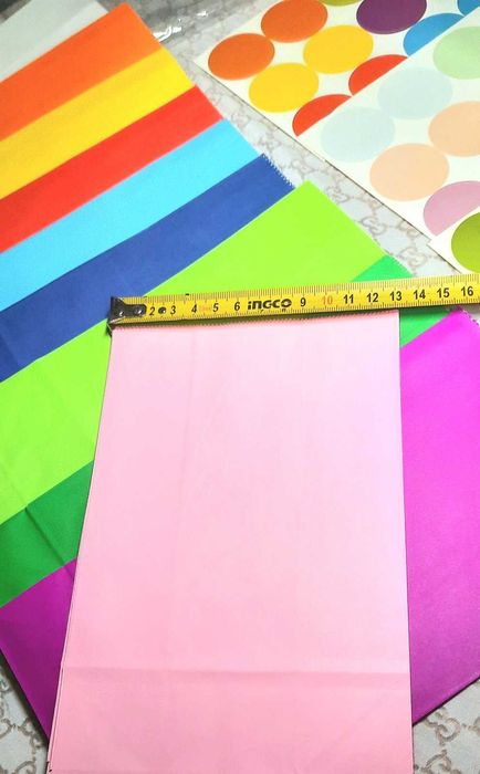 Пакети подарункові паперові кольорові з ручками