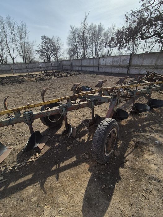 Продам плуг 8 корпусів.