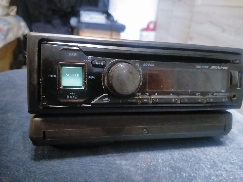 Alpine CDE-170R магнитола с блютузом