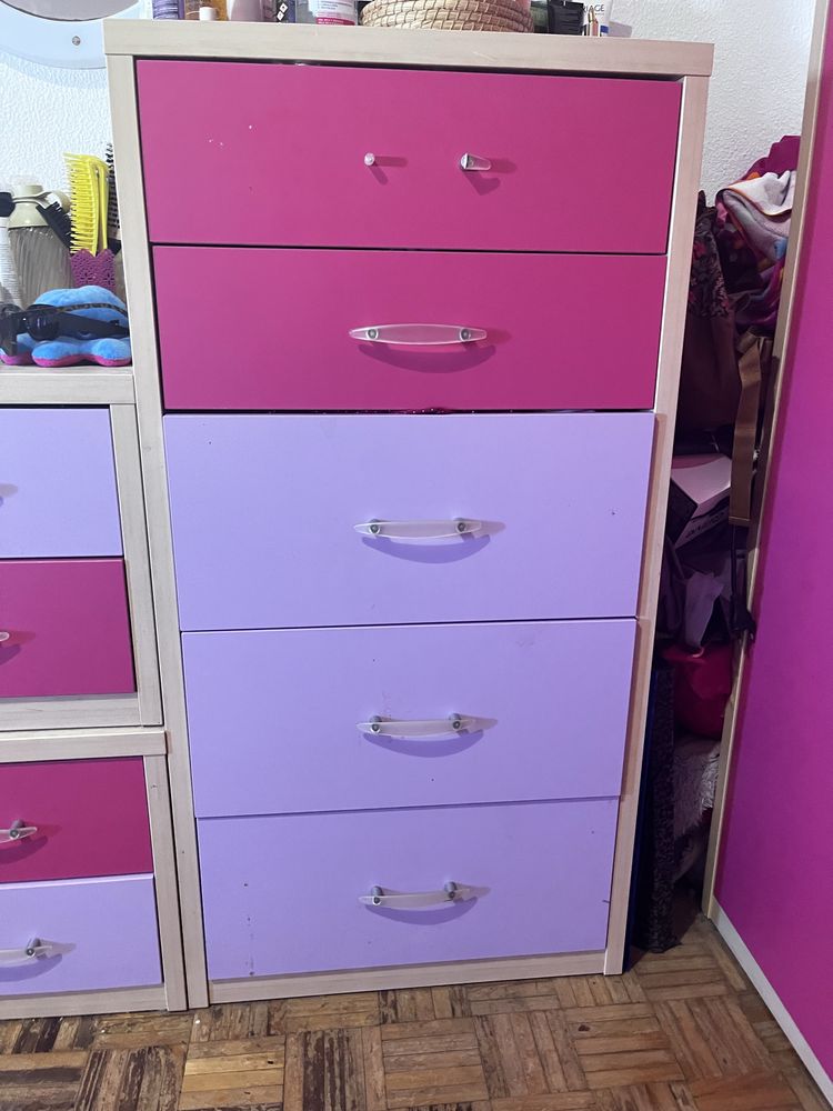 Quarto completo ( uma cama , um roupeiro , duas cómodas