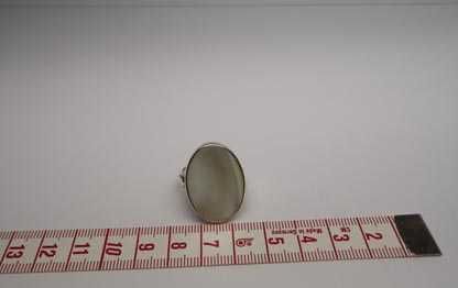 Srebrny pierścionek masa perłowa owalna ozdoba  R.19.