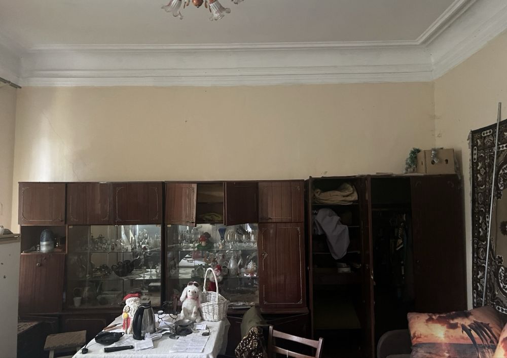Продається частина будинку в самому центрі міста. Присутній торг.