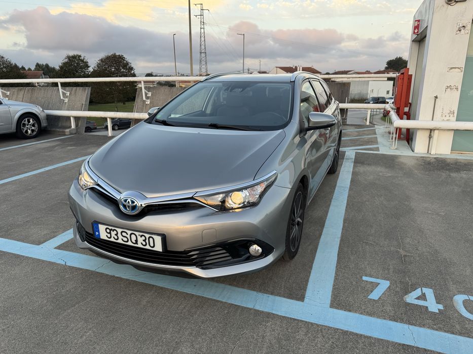 Toyota Auris Touring S. Híbrida + GPL Garantia Toyota Relax até 2027