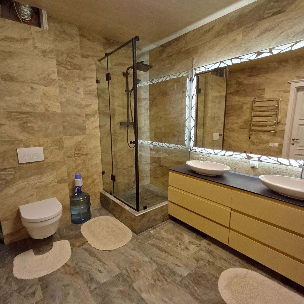 Продам на пр.Лобановського,6а 2-кімн.квартиру з ремоном та меблями