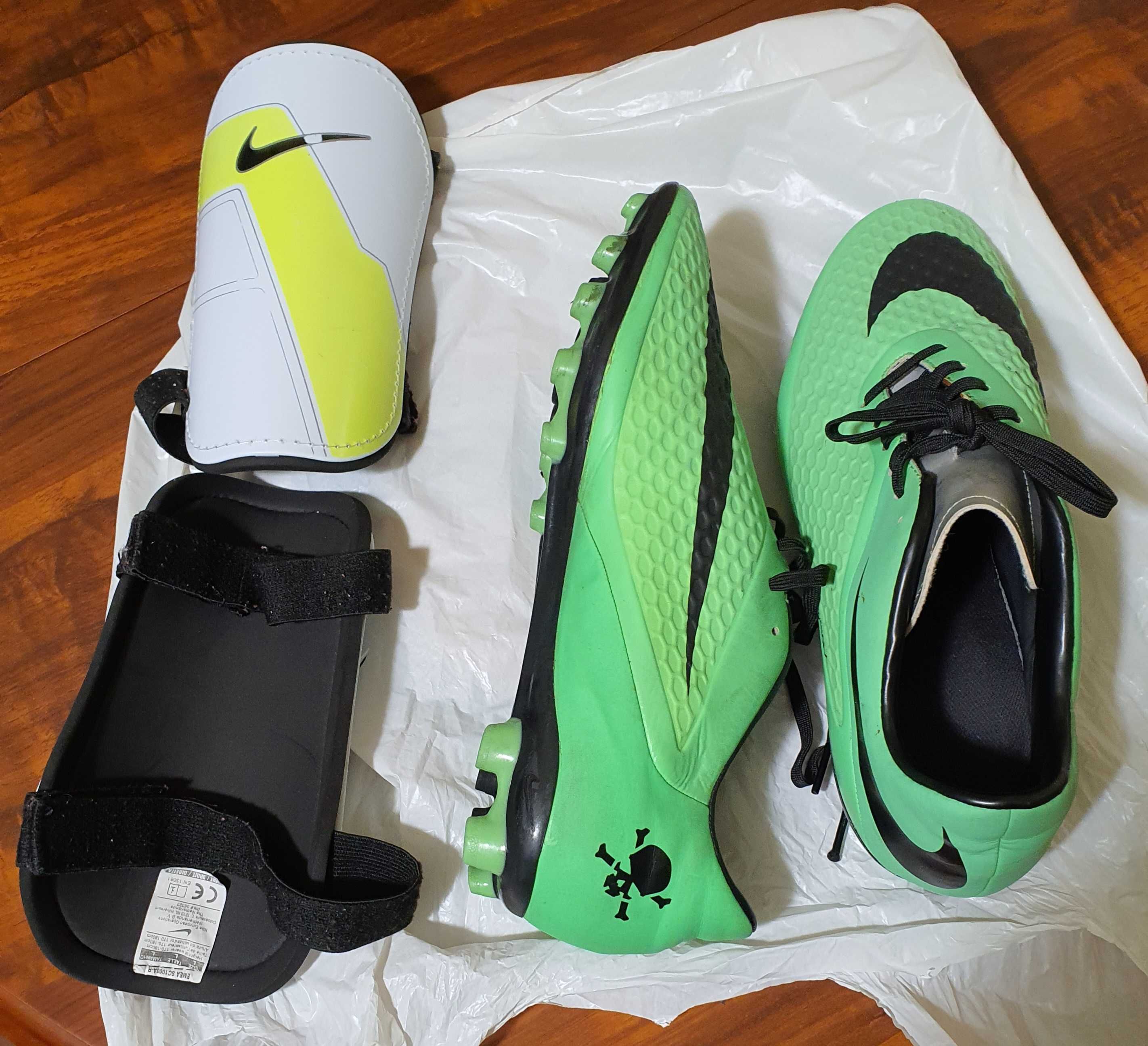 Chuteiras Nike + caneleiras Nike