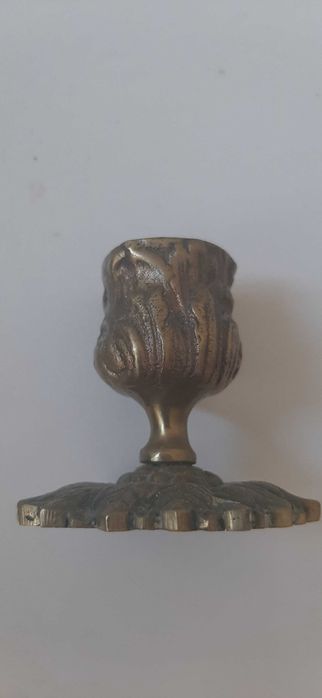 Pisa papeis e castiçais bronze