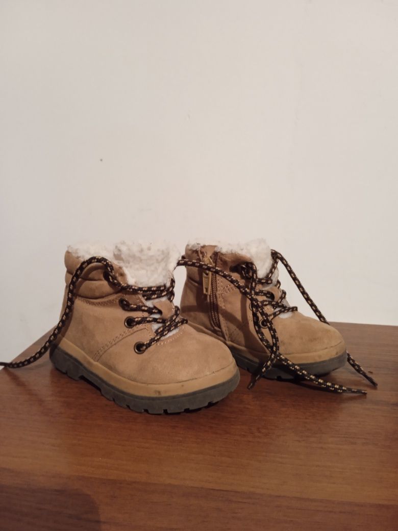 Замшеві бежевого кольору черевички дитячі 20-21розмір Від H&M