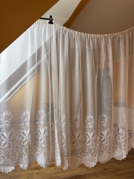 Firana z haftem biala