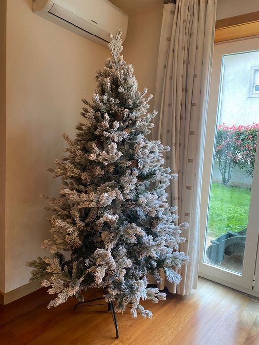 Árvore de Natal (efeito neve c/pinhas) - Hôma Yukon 180cm