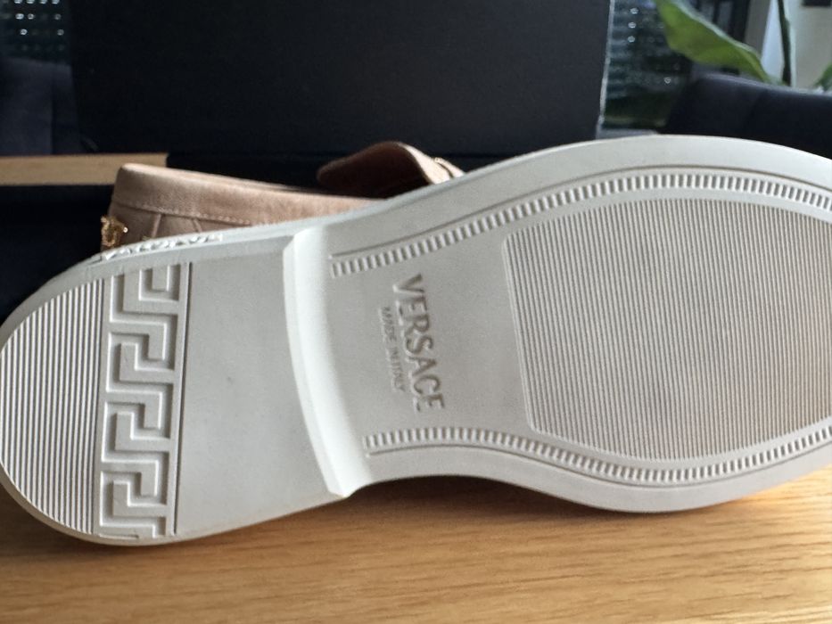 Buty Versace rozmiar 42 kolor beż mokasyny loafers
