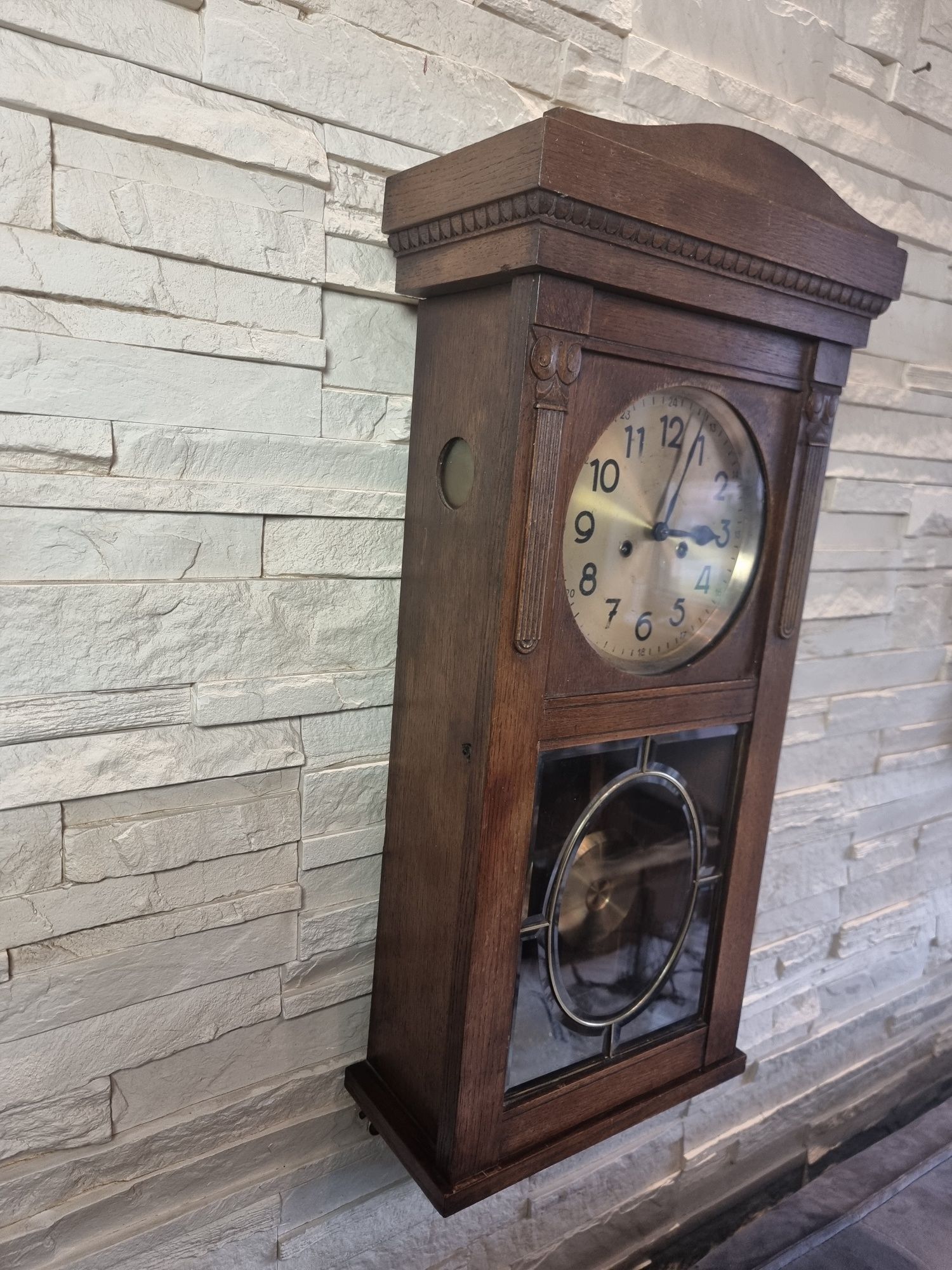 Stary wiszący zegar gabinetowy