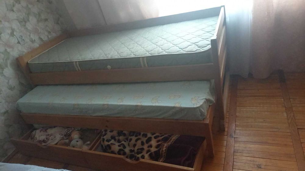 Дерев"яне двухярусне ліжко з матрасами