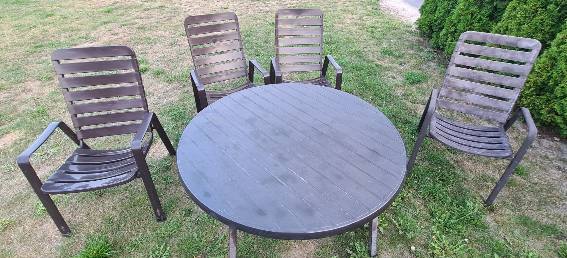 Zestaw ogrodowy 4 krzesła i stół z tworzywa i metalu