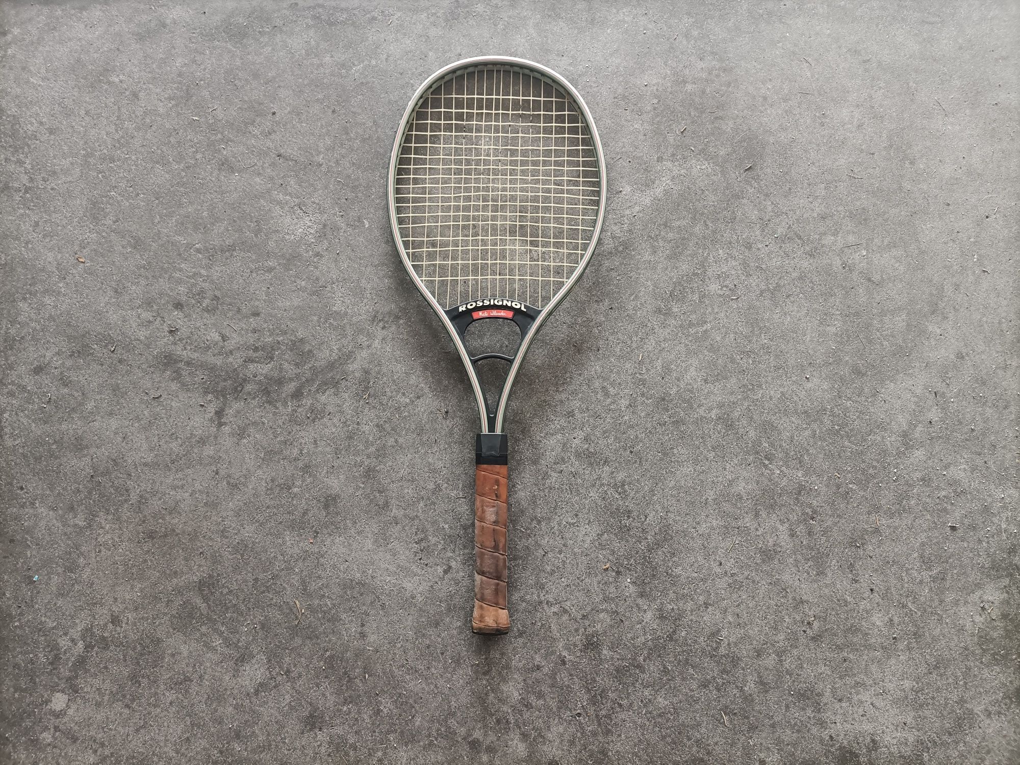 Várias raquetes de tênis