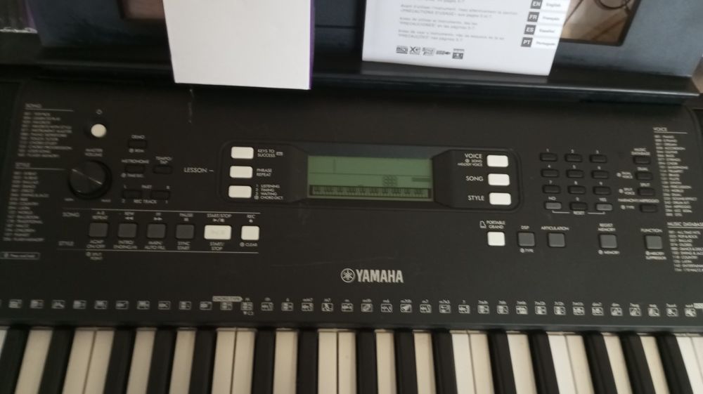 Продам Синтезатор Yamaha PSR-E3 73 . Самовывоз.