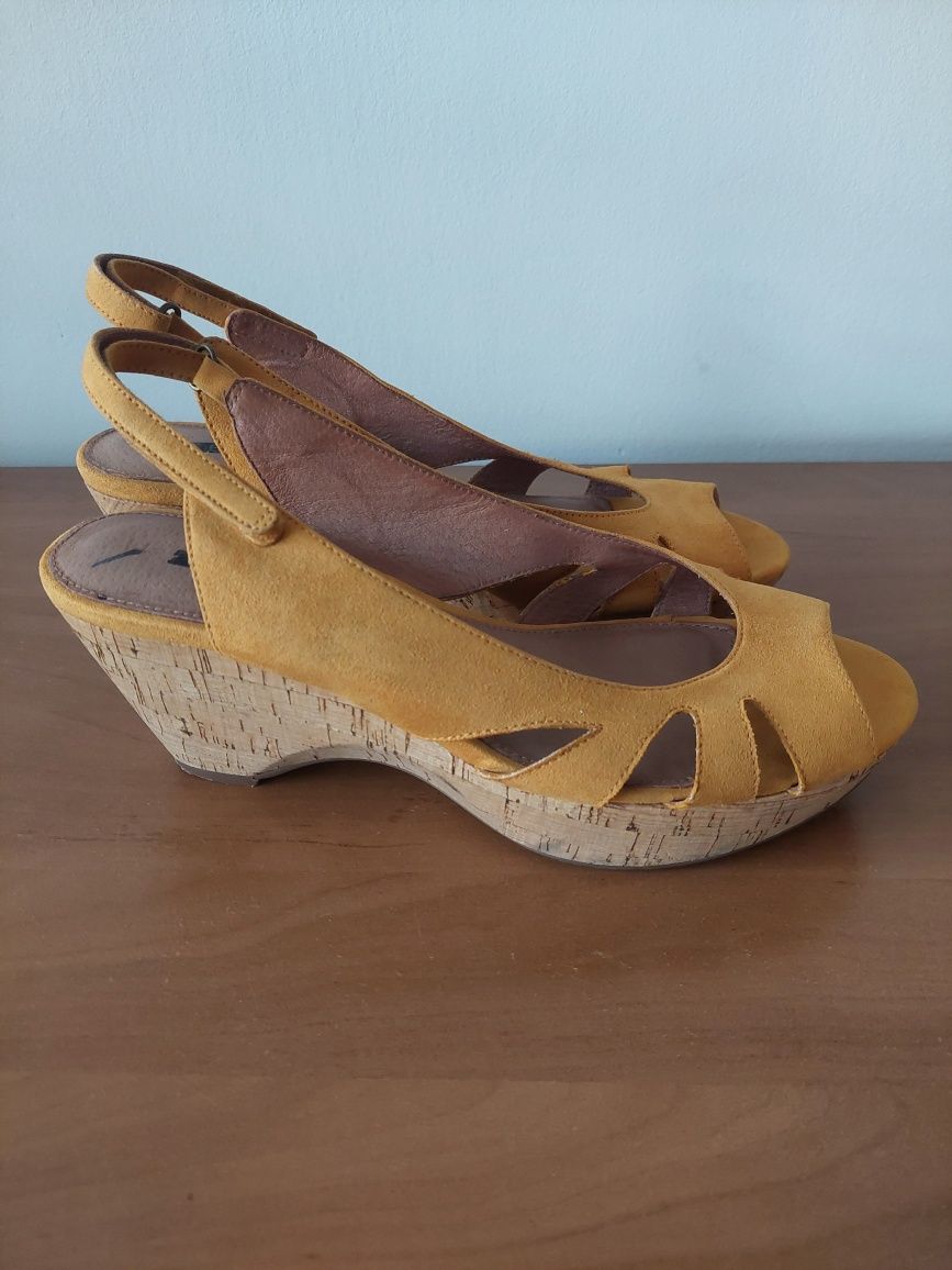 Buty na koturnie ciemnożółte 41 Next