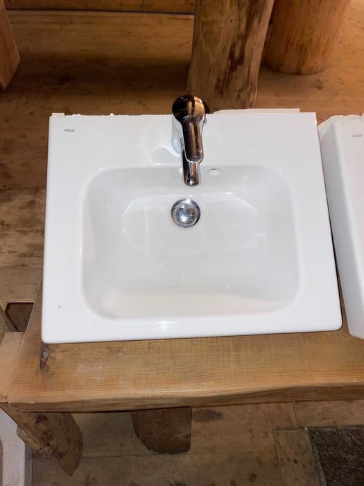 Białe prostokątne umywalki z baterią – stan bardzo dobry!