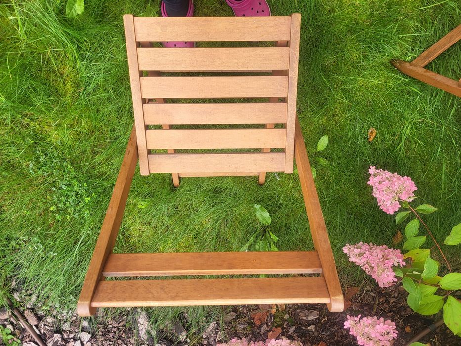 Dwa składane, drewniane krzesła Ikea idealne na balkon