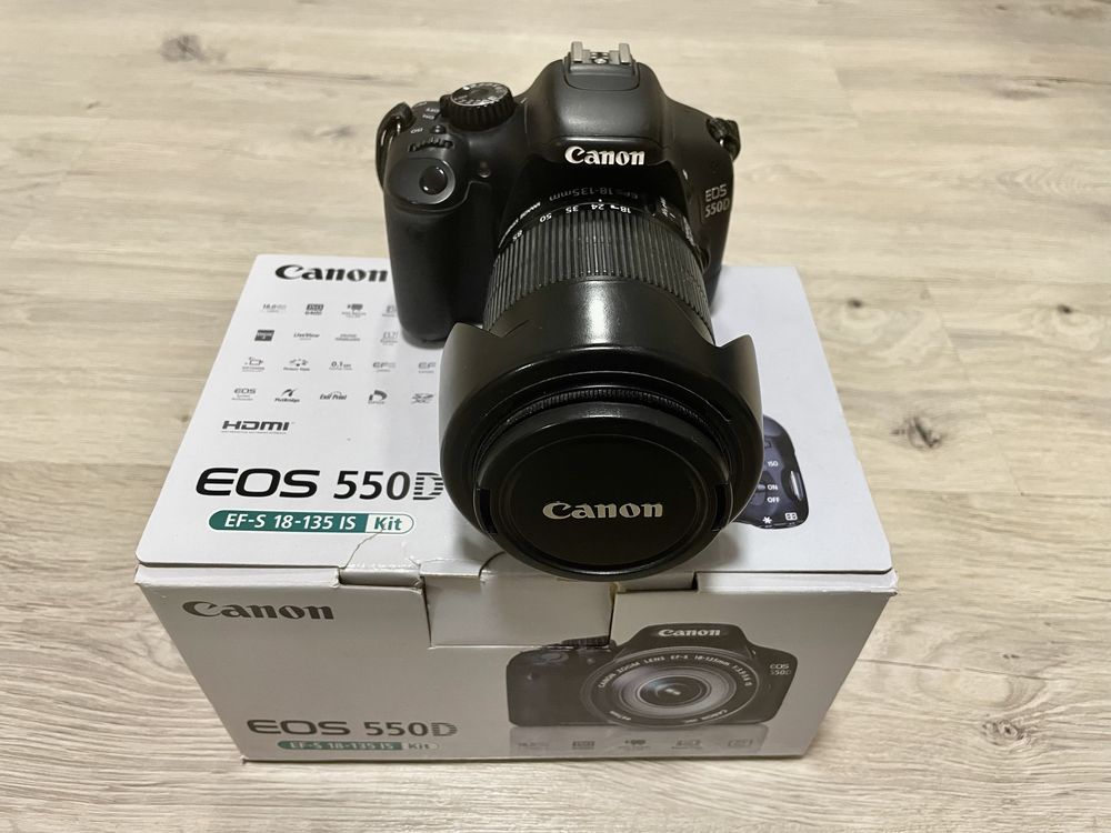 Фотоапарат Canon EOS 550D + обʼєктив 18-135 mm
