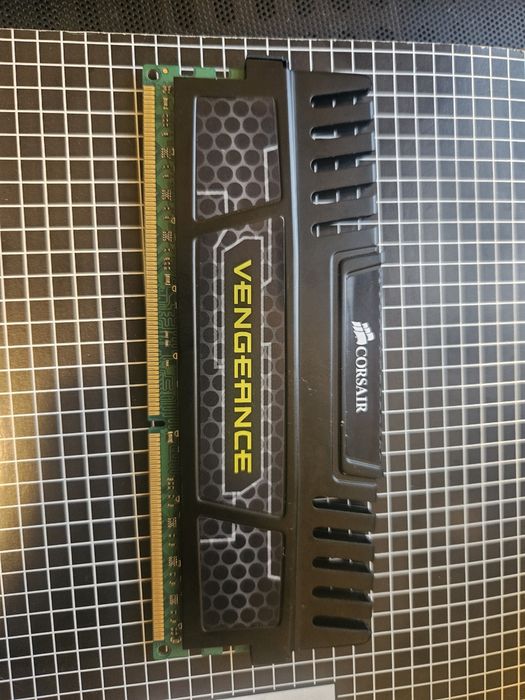 Оперативна пам'ять CORSAIR DDR 3 8 GB