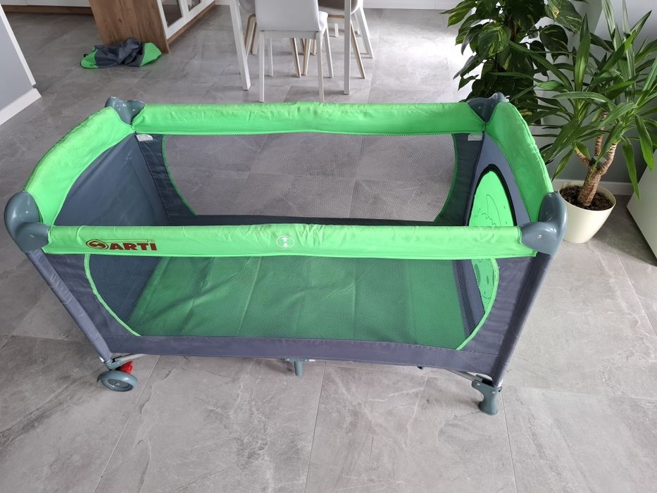 Łóżeczko turystyczne, przewija zielone chłopiec dziewczynka