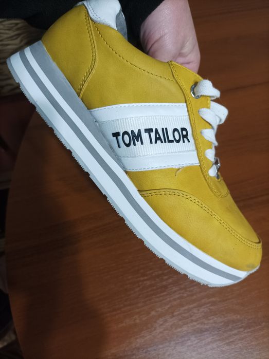 Нові кросівки, стильні