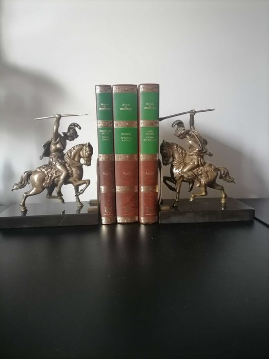 Cerra livros em mármore e bronze