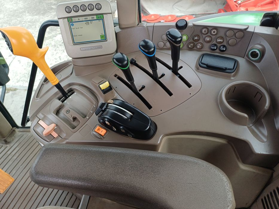 John Deere 6630 nie 6930.  6830